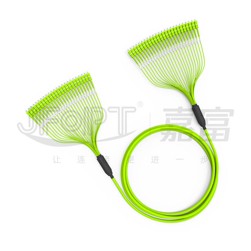 Il cavo a fibre ottiche pre terminato 24 del pacco svuota il rivestimento di PVC misto OM5 0.5m che si ramificano con SC/APC
